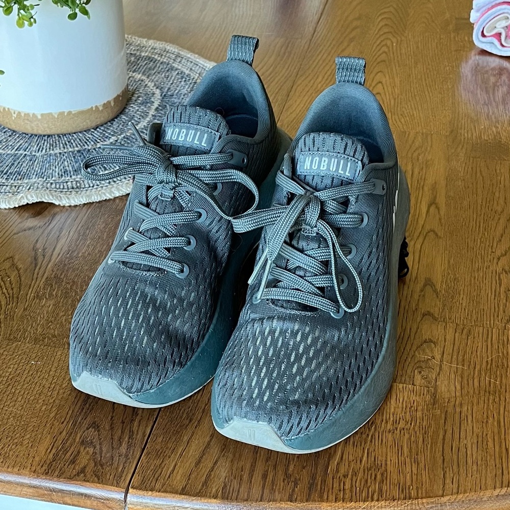 NOBULL JOURNEY RUNNING SHOES.  WMNS SZ. 9.5/MENS SZ.8. GREY
